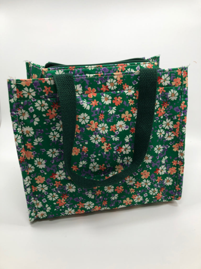 GREEN FLORAL PRINT INSULATED TOTE BAG.