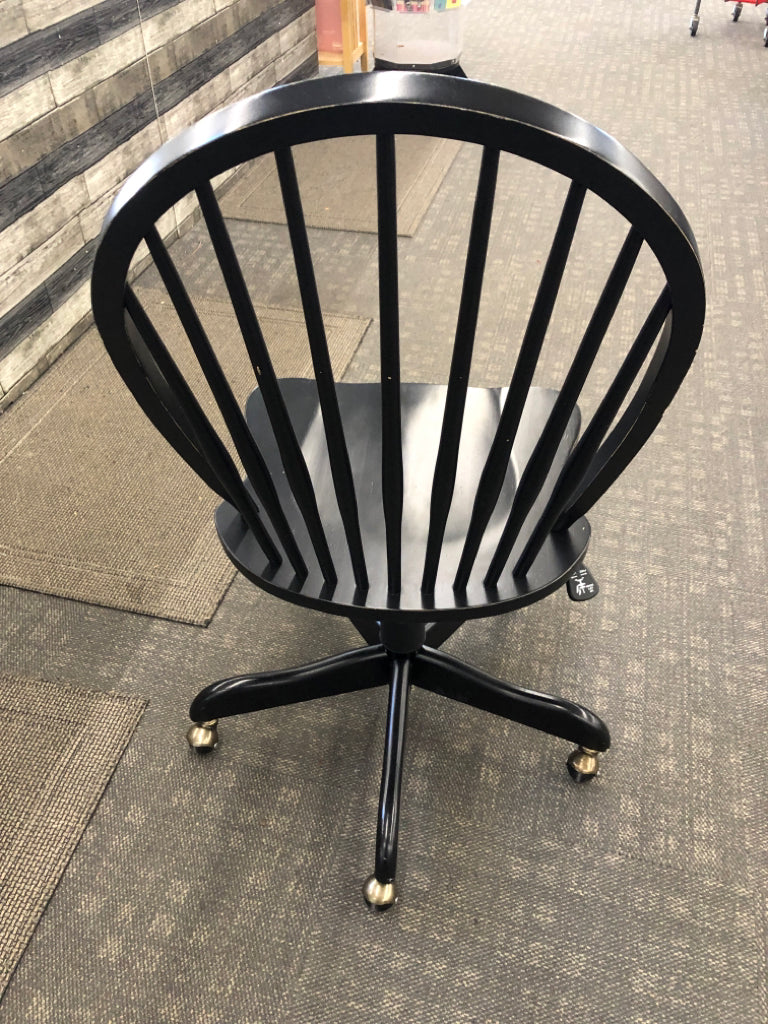 ROLLING BLACK ADJUSTABLE CHAIR.