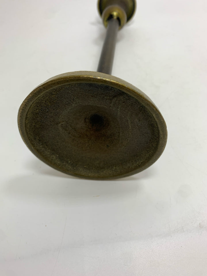 SM VTG STYLE BRASS CANDLESTICK HOLDER.