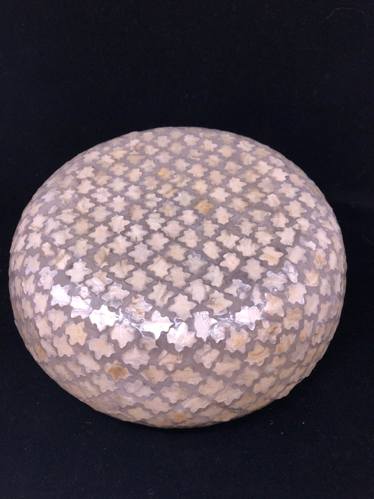 ROUND BAMBOO BOWL W/PEARL SIDES.