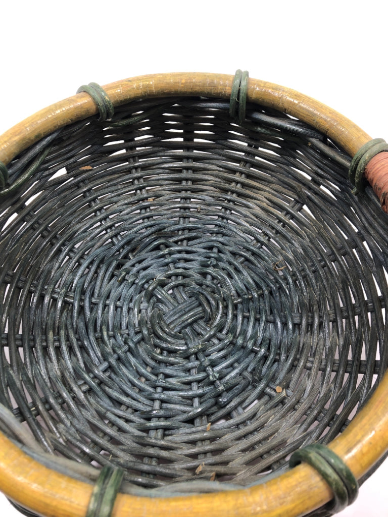 LG BLUE ROUND WICKER BASKET W WOOD HANDLE.