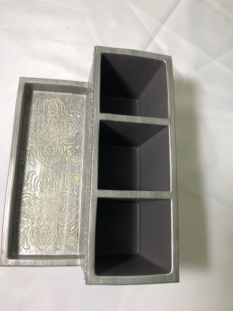 GREY RESIN WHITE DESIGNS 3 SLOT BATHROOM ORGANIZER W/ TRAY.