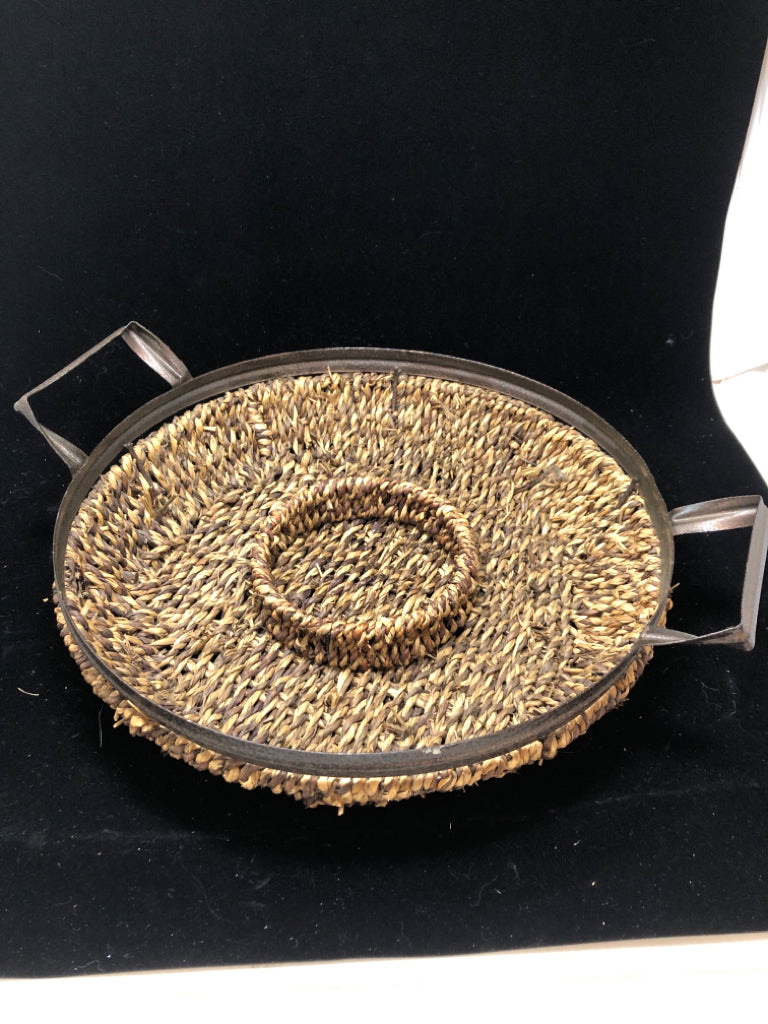 CHIP AND DIP WOVEN BASKET W/METAL HANDLES.