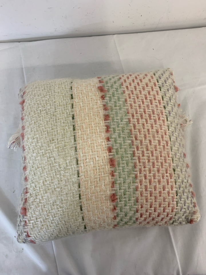 GREEN PINK KNITTED SQUARE PILLOW.