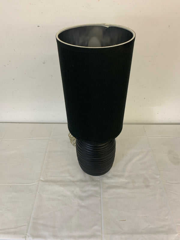 BLACK SLIGHTLY RIBBED BASE LAMP W BLACK SHADE.