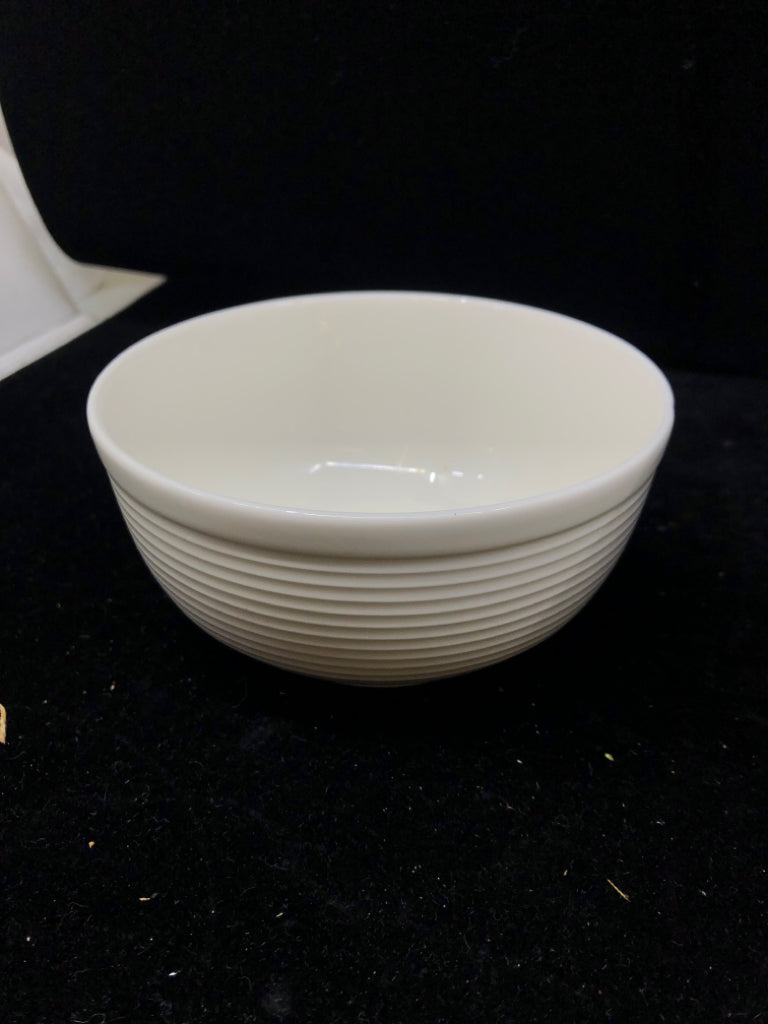 4 SMALL WHITE RIBBED BOWLS.