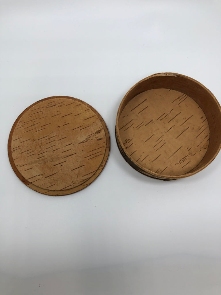 ROUND WOOD BOX W/EAGLE EMBLEM.