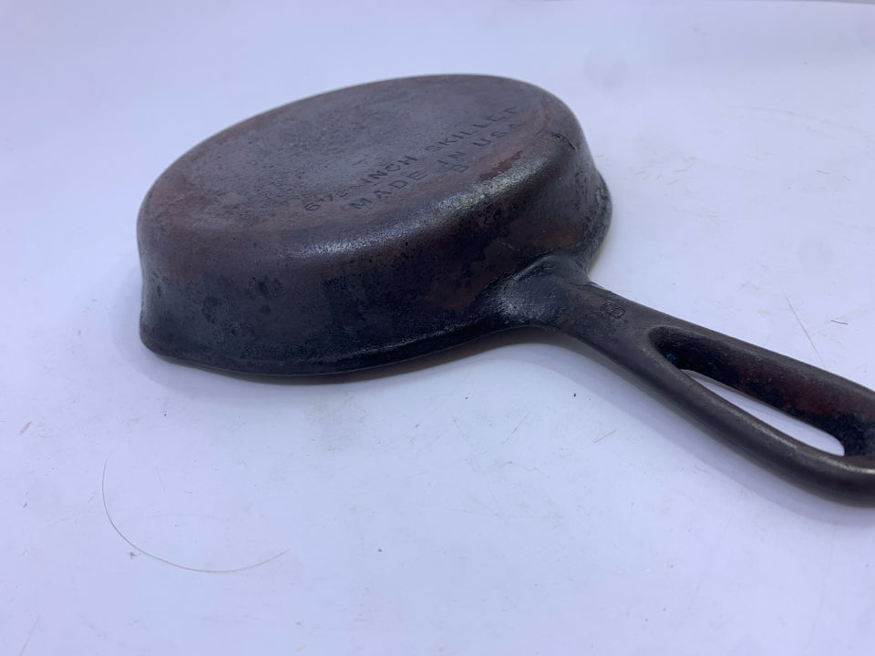 SMALL ROUND CAST IRON SKILLET.