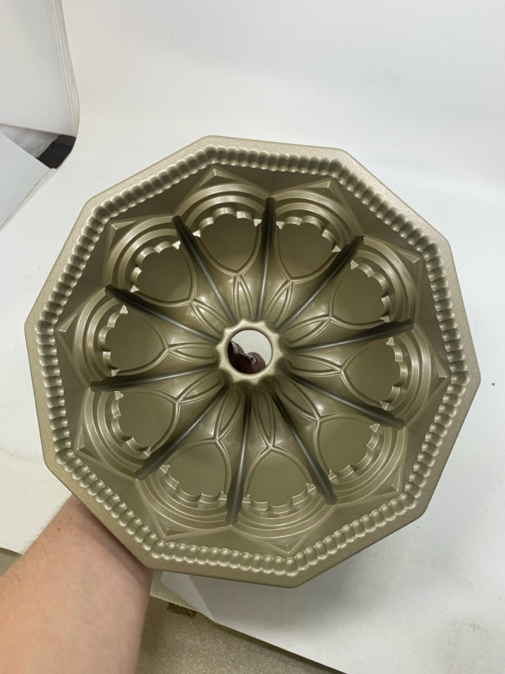 VAULTED DOME BUNDT PAN CATHEDRAL HEAVY CAST ALUMINUM PAN.