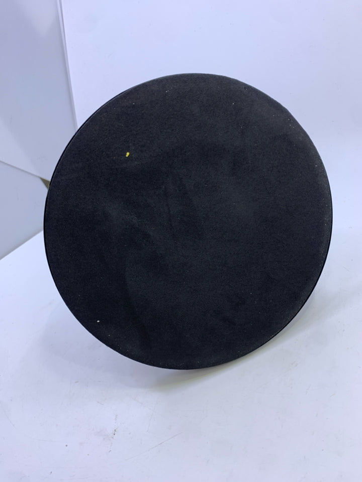 NIP MATTE BLACK METAL CUISINART PAPER TOWEL HOLDER.