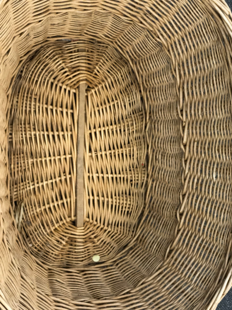 LARGE OVAL WICKER LAUNDRY BASKET W/HANDLES.