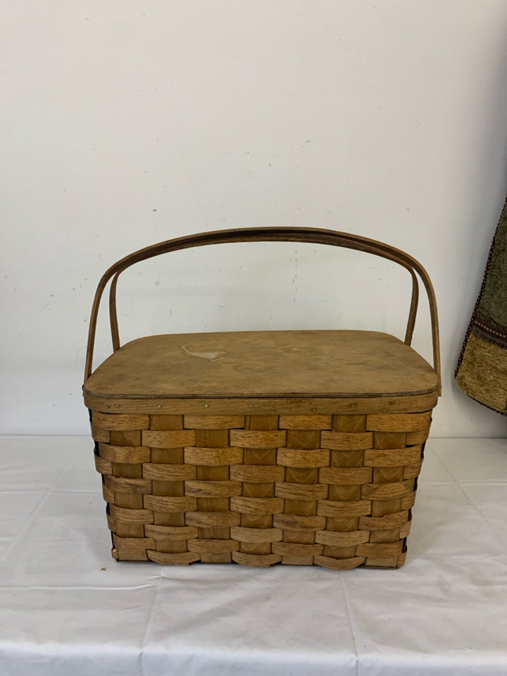 VTG 2 HANDLE PICNIC BASKET.