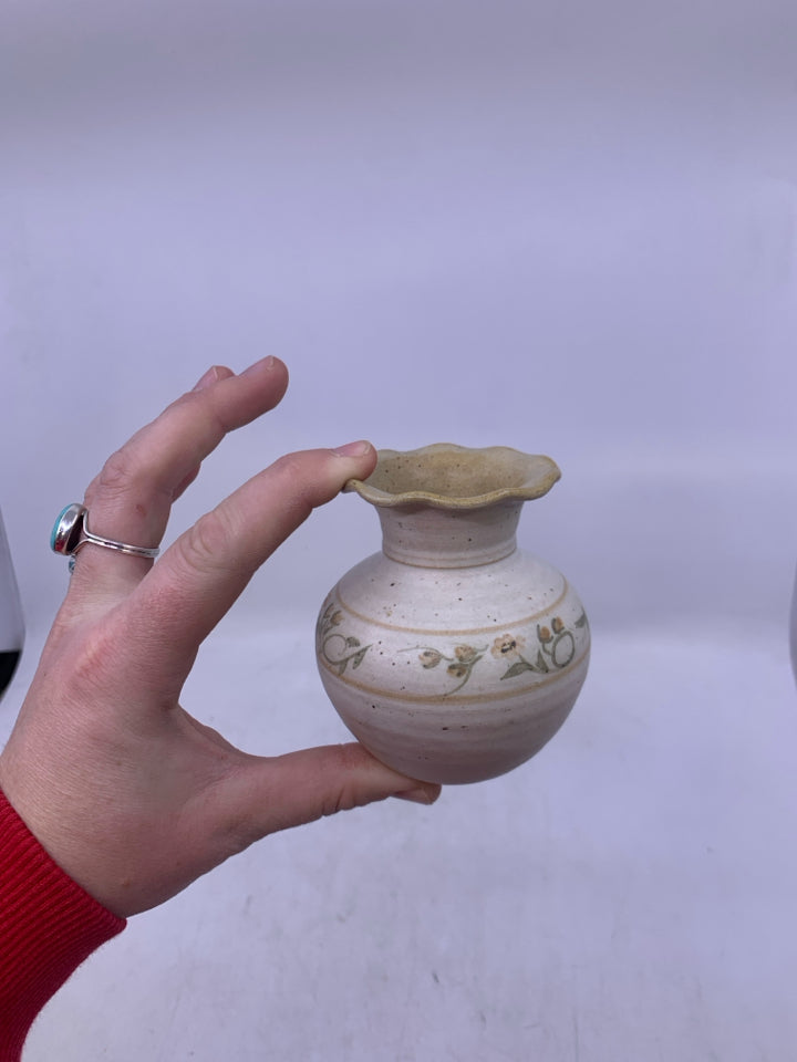 CREAM BUD VASE W/ FLOWERS RUFFLED EDGE.