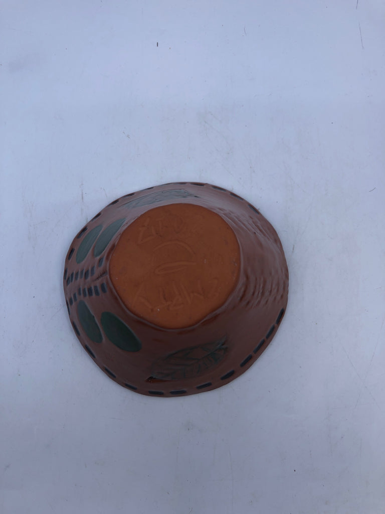 CLAY POTTERY W/ GREEN CIRCLES/LEAVES DOTTED EDGE BOWL.