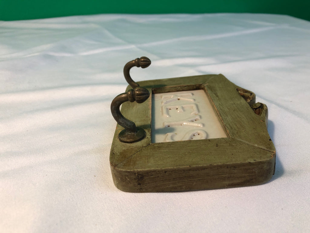SMALL WALL ART KEYS GREEN DISTRESSED WOOD FRAME W/ TWO HOOKS.