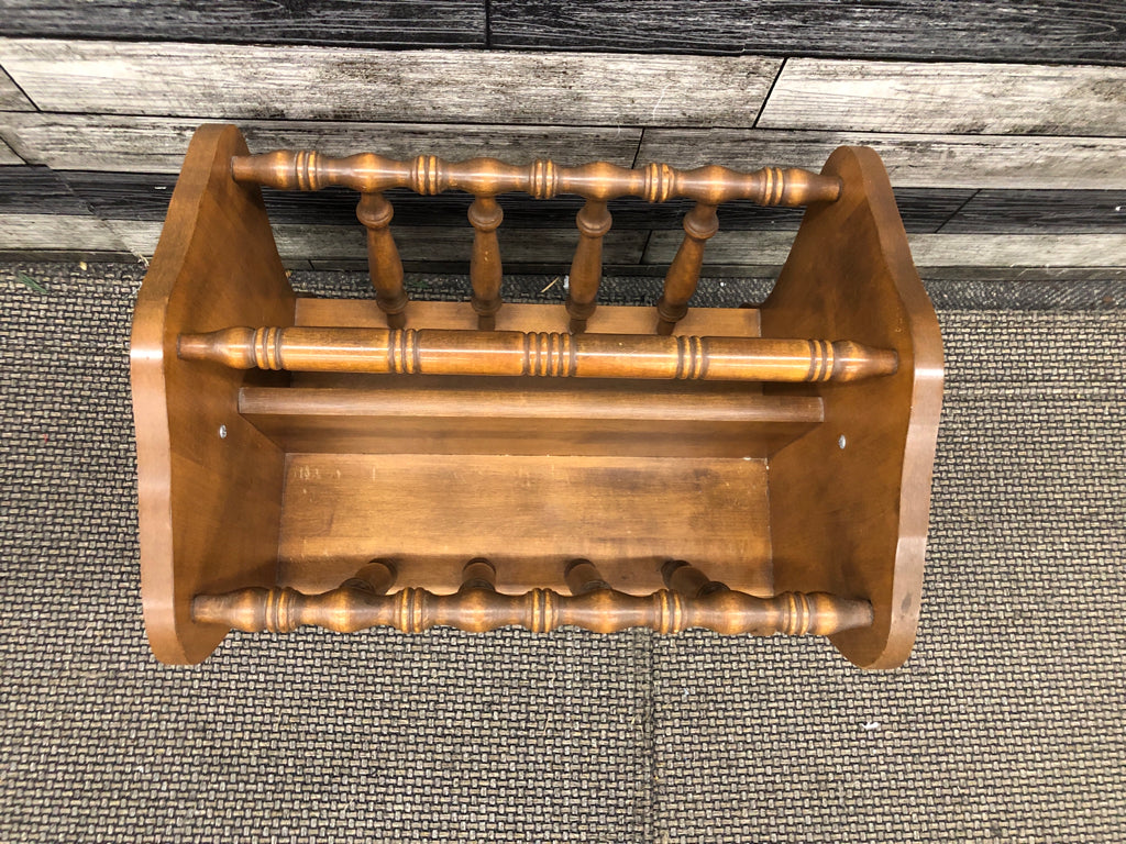 VTG WOOD SPINDLE PATTERN MAGAZINE RACK.