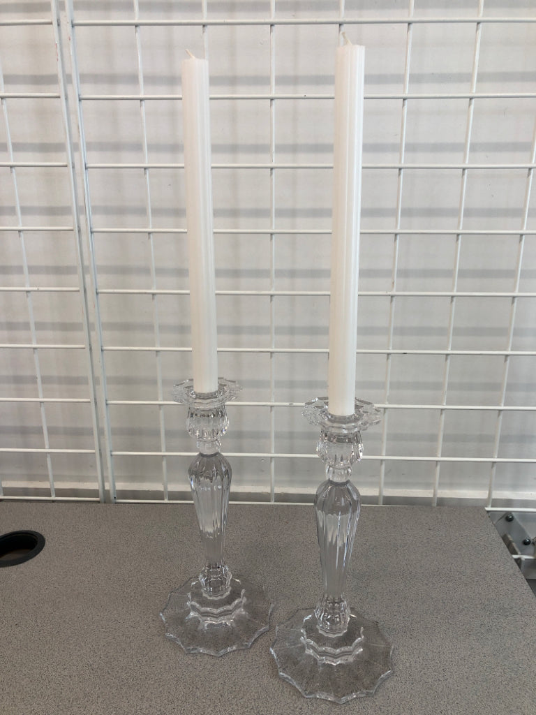 2 GLASS TAPER CANDLESTICKS W/WHITE CANDLES.