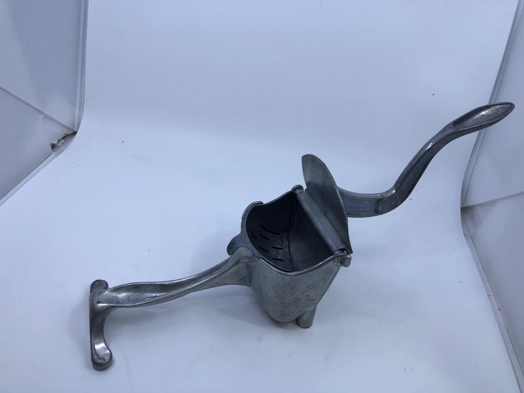 VTG ALUMINUM JUICER.