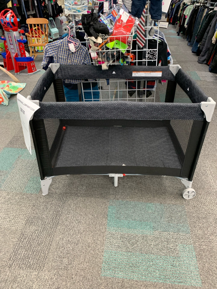 Cosco Kids™ Baby Playpen Funsport Portable Baby Play Yard, Noir Dot