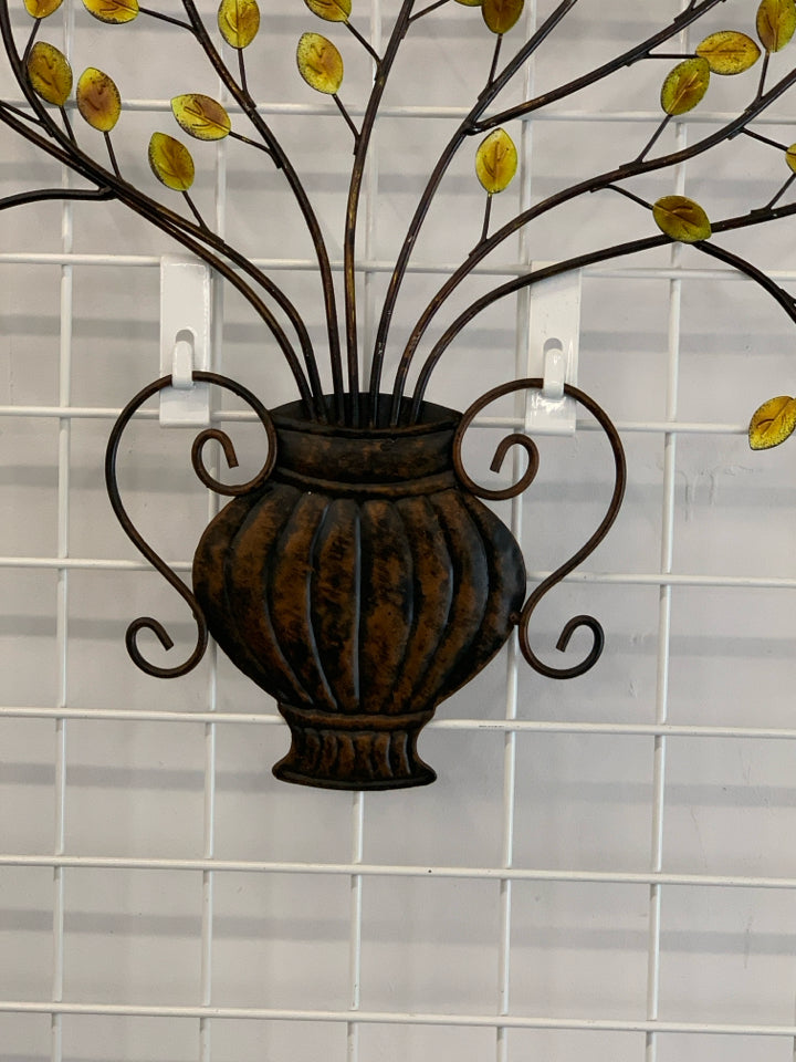 BROWN METAL TREE BOUQUET WALL HANGING.