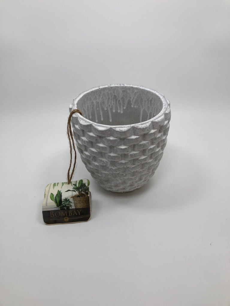 CEMENT BASKET WEAVE PLANTER.