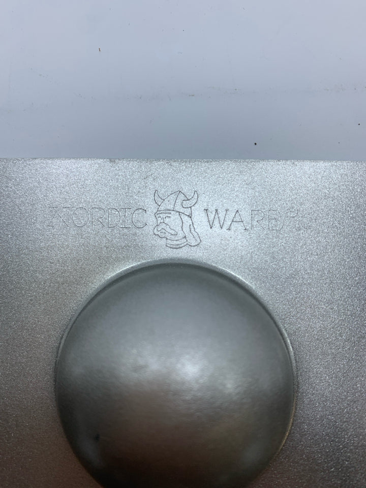 12-SLOT DONUT-HOLE PAN.