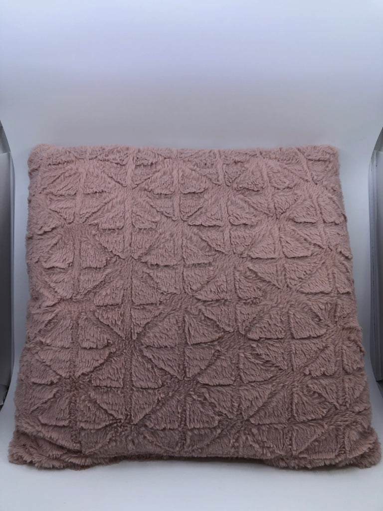 PINK W/ TRIANGLE DETAIL PILLOW.