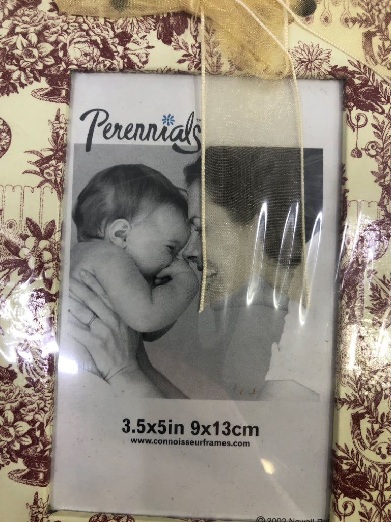 NIP NOTEBOOK PHOTO ALBUM GIFT SET.