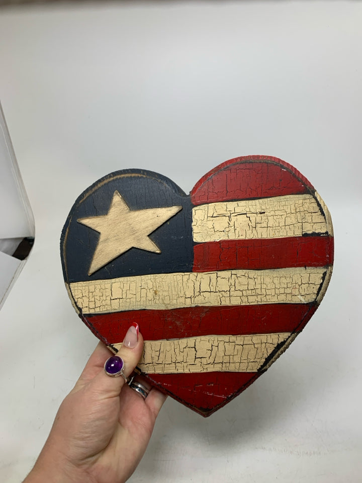 SMALL HEART SHAPED RUSTIC AMERICAN FLAG PAITNED STOOL.