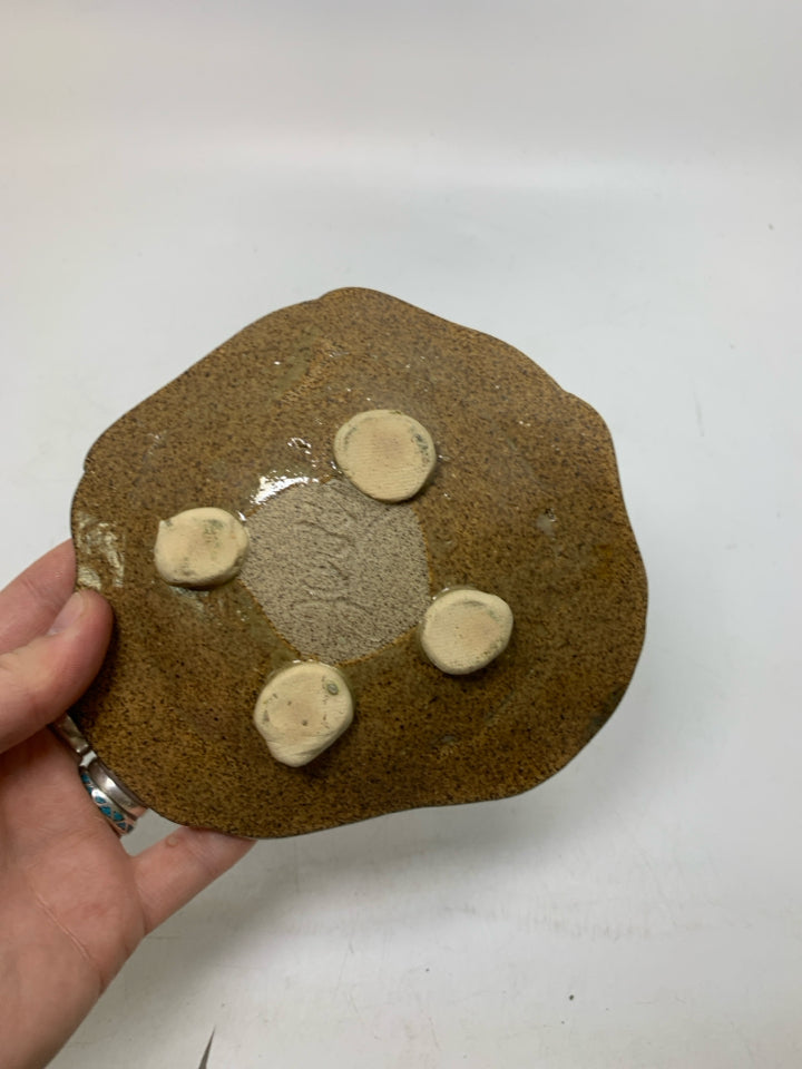 LIGHT BROWN FOOTED MAPLE LEAF RING CATCH.