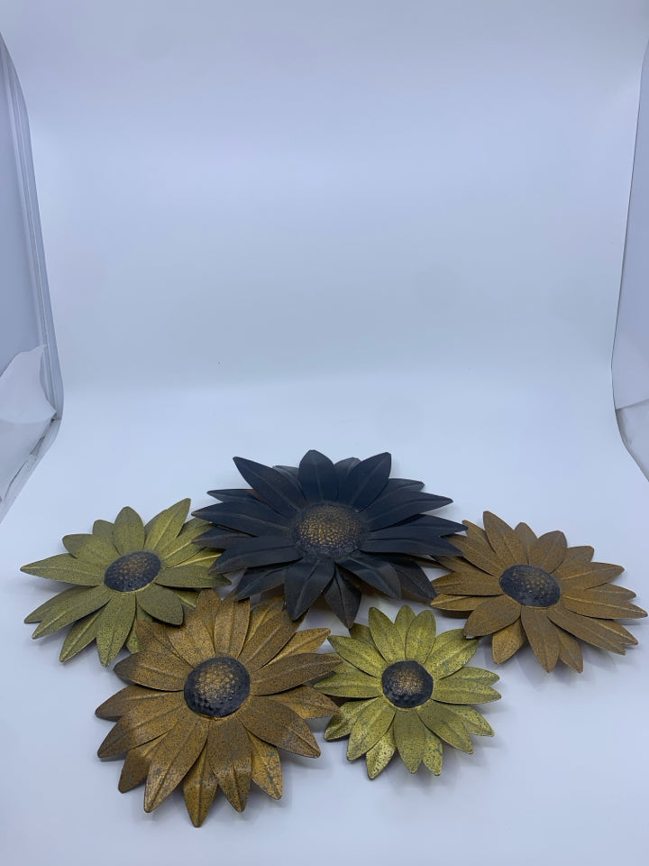 MULTICOLORED METAL FLORAL WALL HANGING.