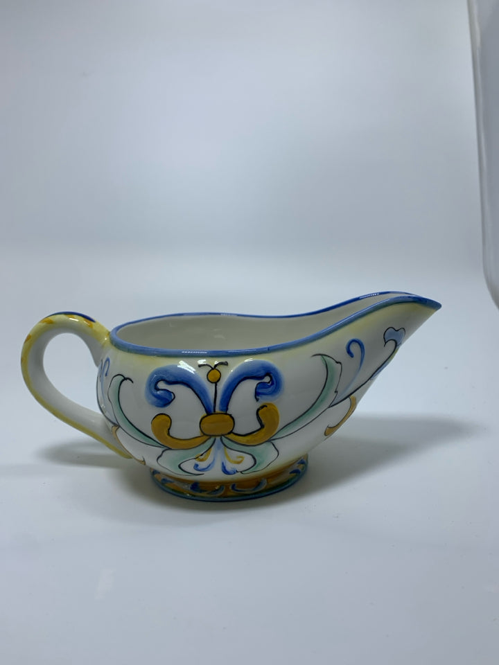 FOOTED EMBOSSED SCROLL DETAIL GRAVY BOAT.