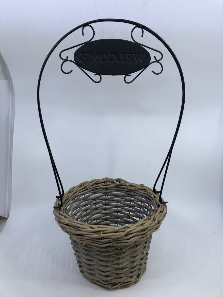 WELCOME WICKER BASKET W/METAL SIGN.