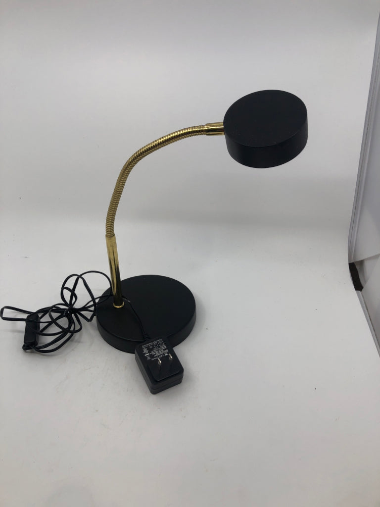 BLACK AND GOLD METAL DESK LAMP.