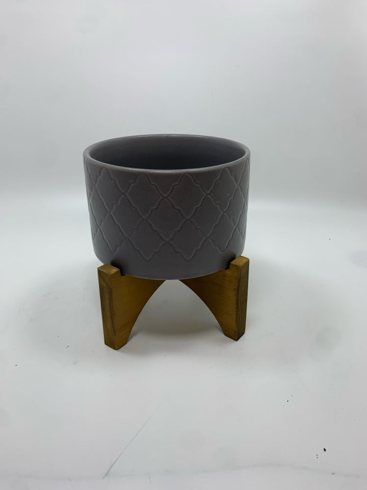 GREY CERAMIC PLANTER W/WOODEN STAND.
