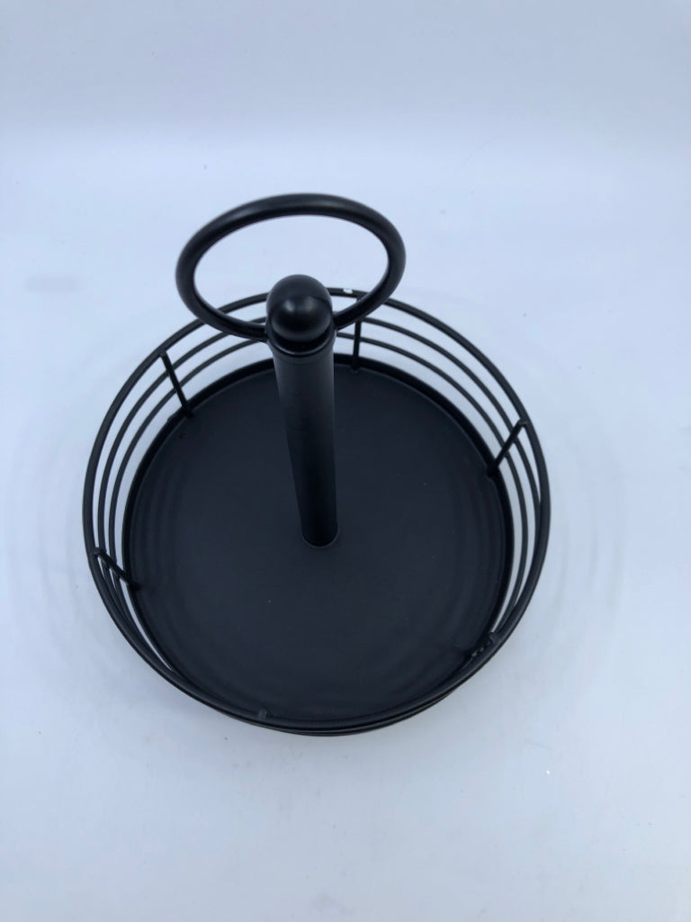 BLACK METAL LAZY SUSAN W/ HANDLE IN CENTER.