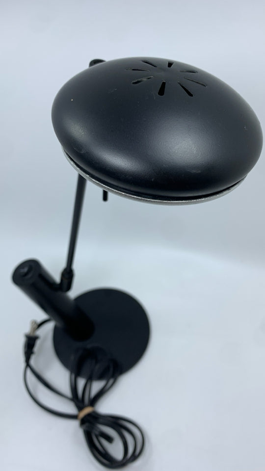 BLACK METAL LED DESK LAMP.