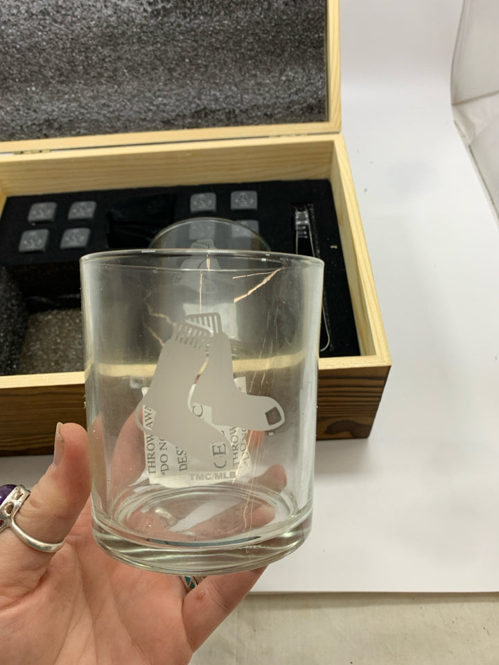2 RED SOX ROCKS GLASS WHISKEY SET IN WOOD BOX.