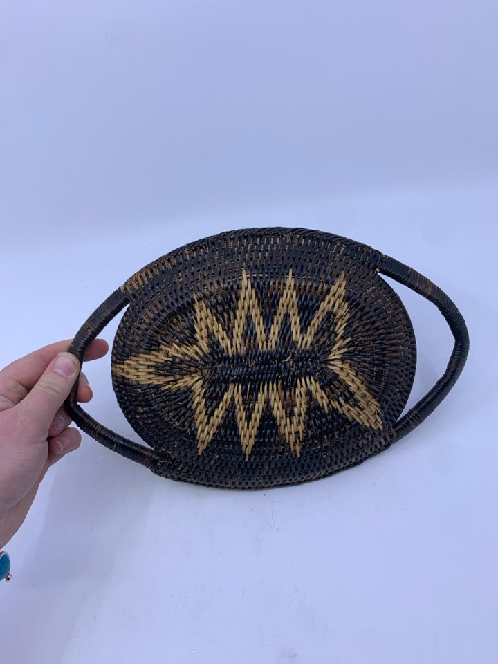 DARK WOVEN BASKET OVAL BASKET TRAY W/ WHITE DESIGN.