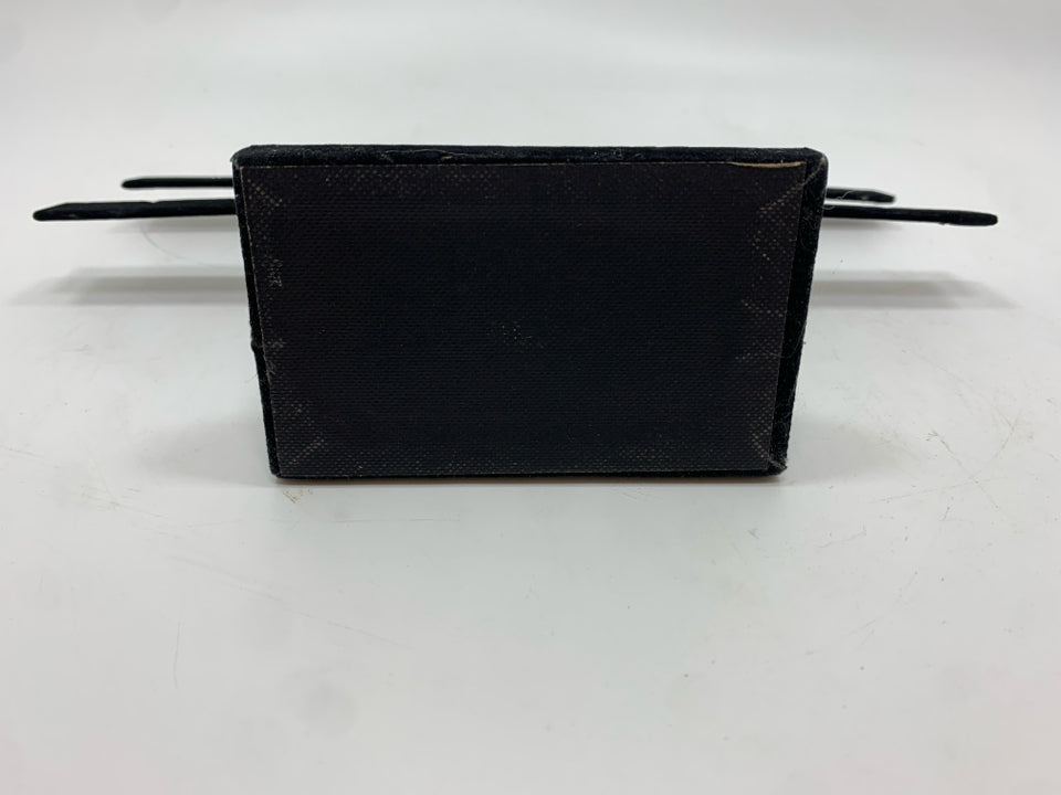 SM VELVET JEWELRY HOLDER.