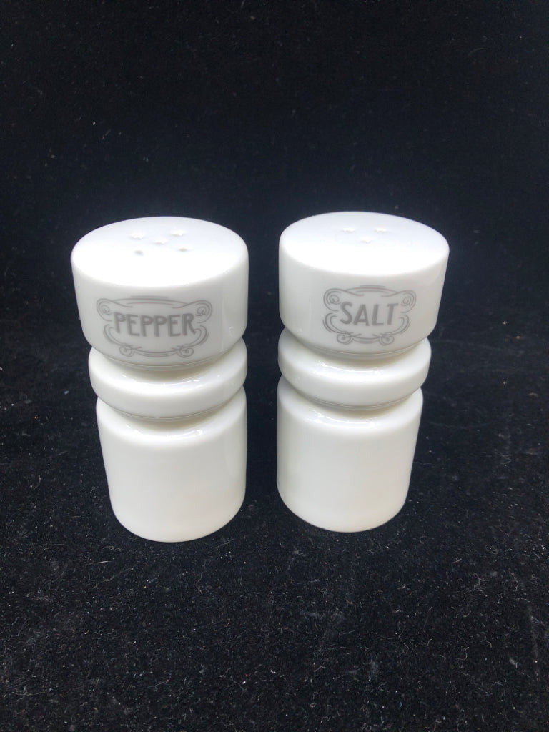 WHITE RIBBED S/P SHAKERS.