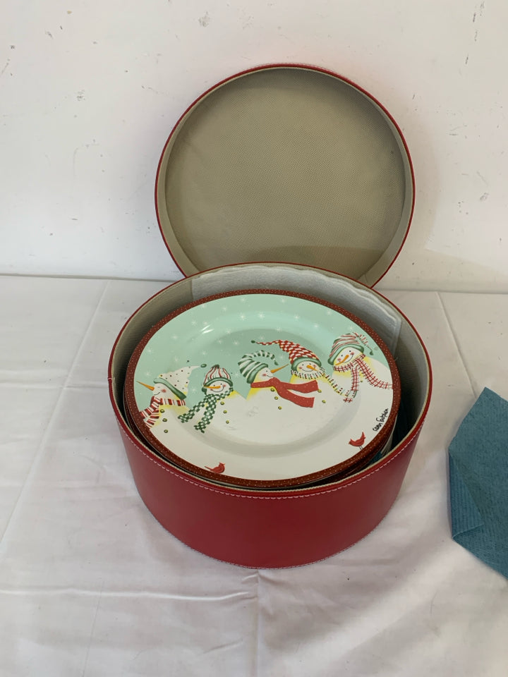 10 SNOWMAN DINNER PLATES IN RED BOX.