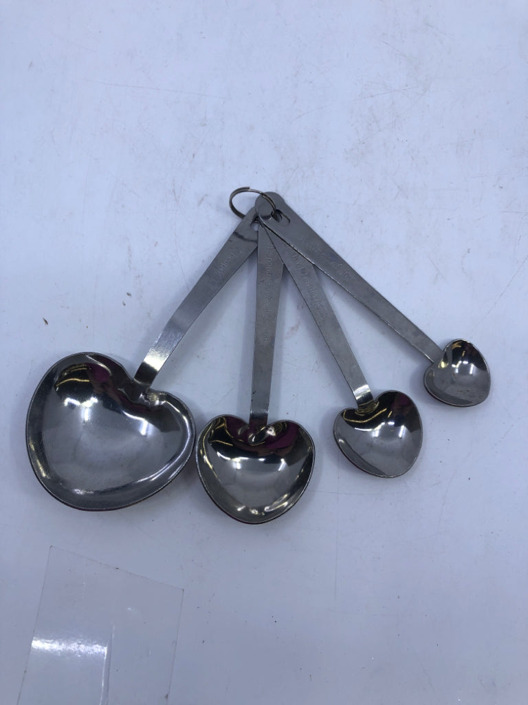 4 PC METAL HEART MEASURING SPOON SET.