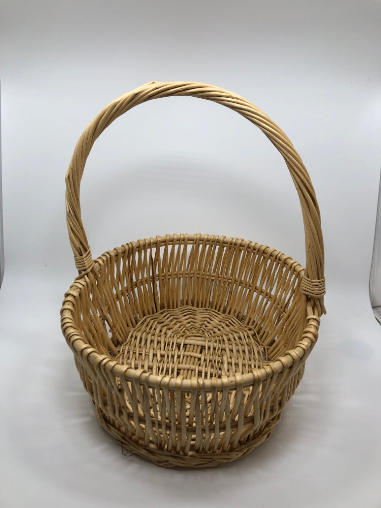OVAL TAN BASKET W/SPIRAL HANDLE.
