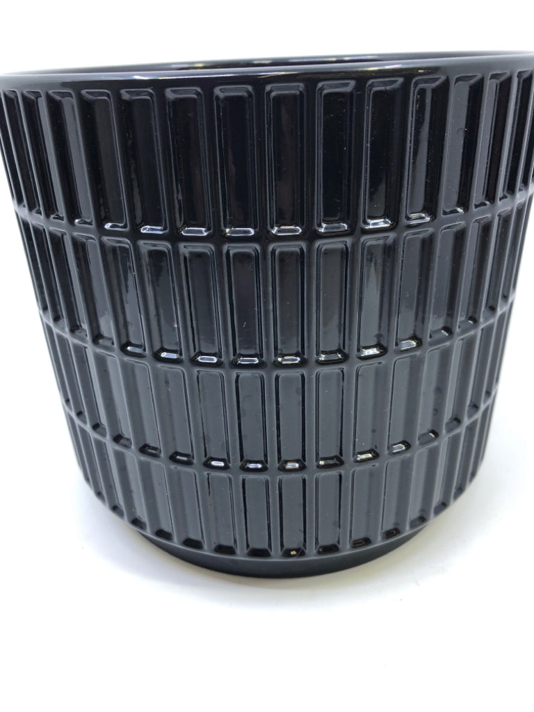 BLACK CERAMIC PLANTER.