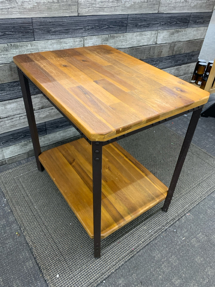 WOOD SIDE TABLE W/BROWN METAL LEGS AND SHELF.