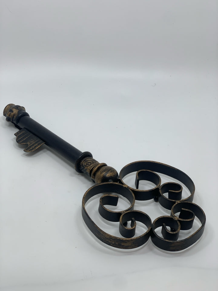 DISTRESSED METAL KEY DECOR.