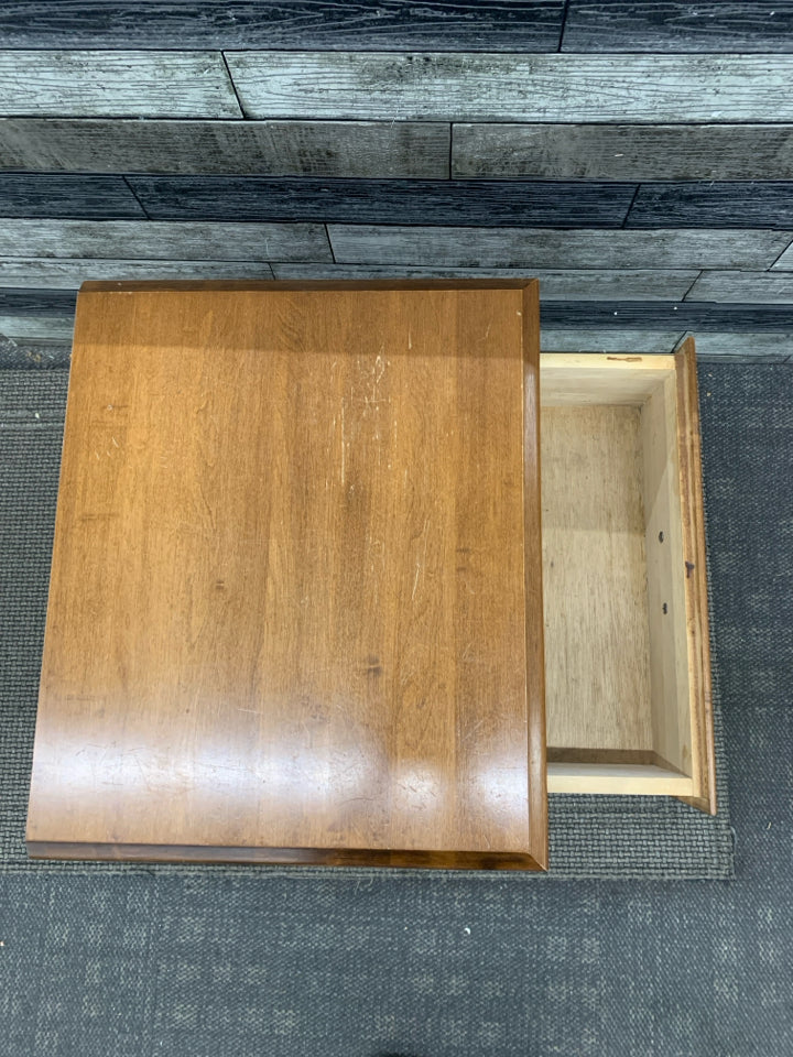 VTG STYLE MAPLE NIGHTSTAND W/DRAWER.