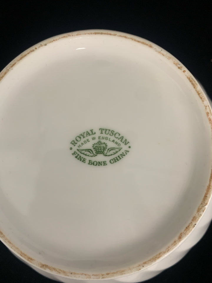 WHITE SLIGHT RIBBED SHORT TEAPOT.