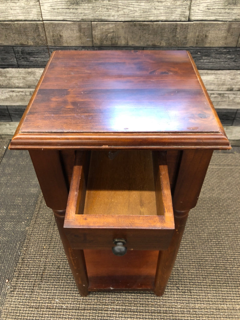 LIGHT BROWN SIDE TABLE W/DRAWER.